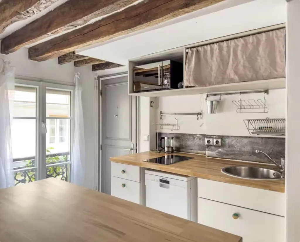 Spacious studio in central Paris — 9