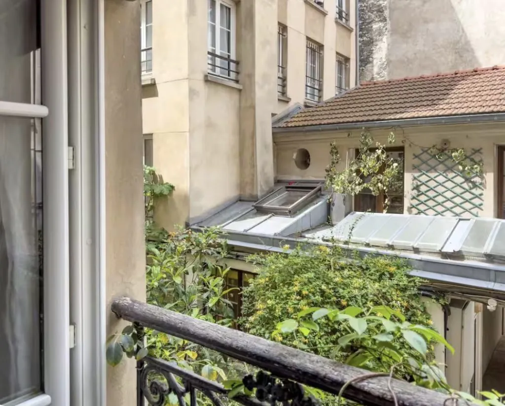 Spacious studio in central Paris — 11