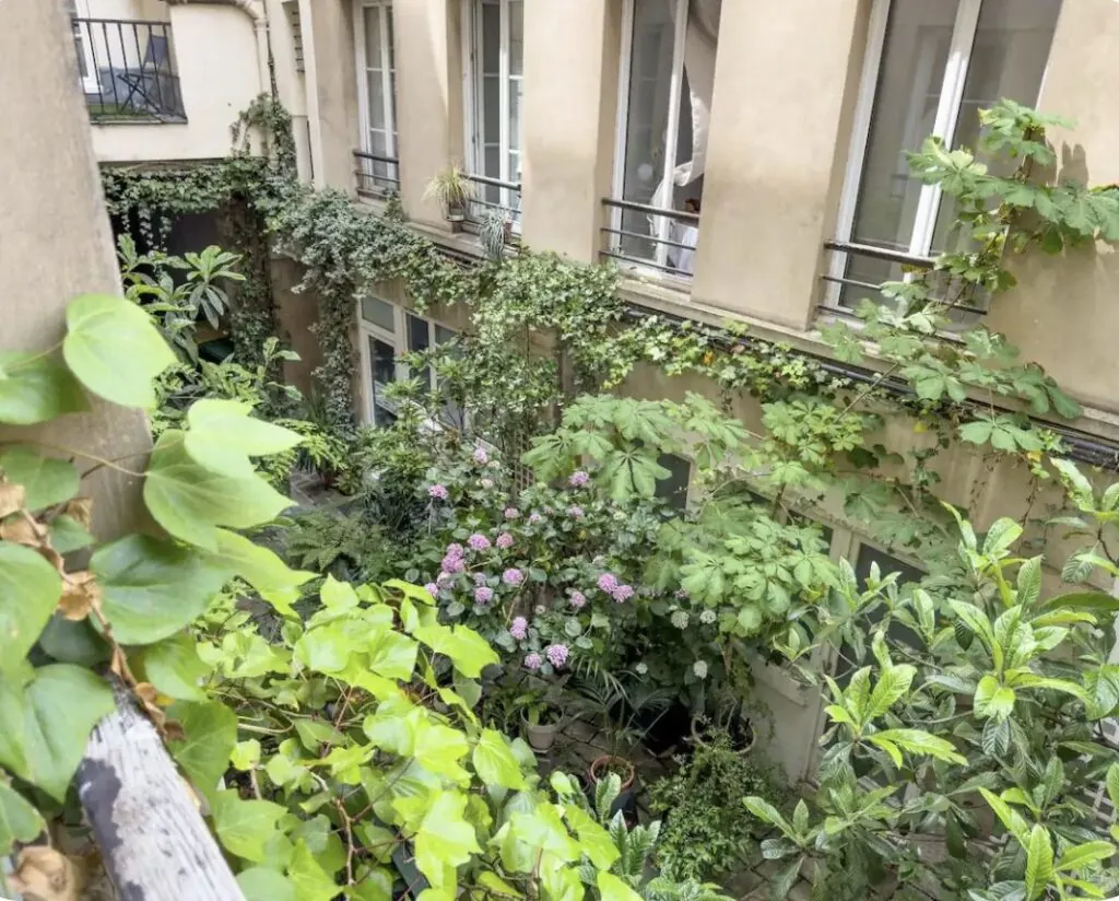 Spacious studio in central Paris — 10